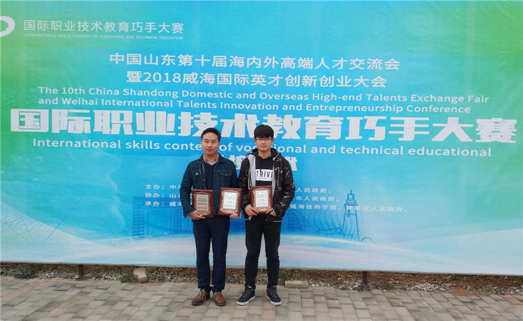 老师学生合影留念.jpg